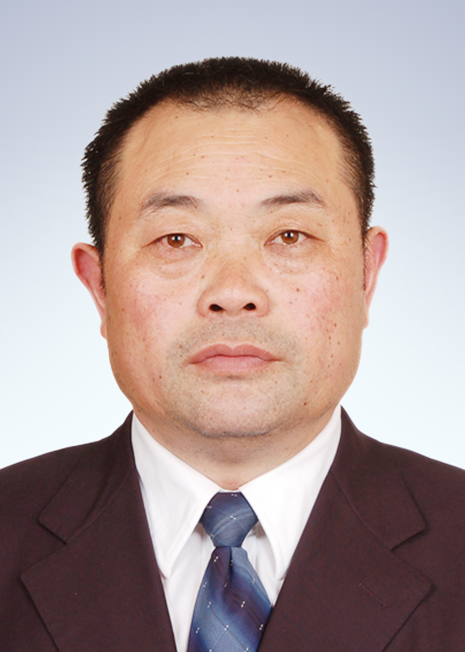 樊宪国
山东龙马控股集团有限公司　董事长