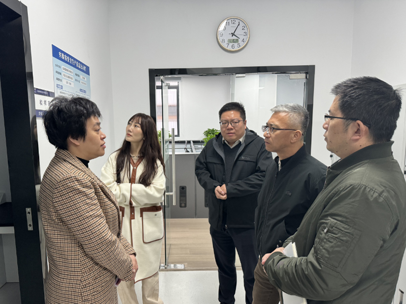 开发区党委副书记、总经理顾卫星对参观实验室