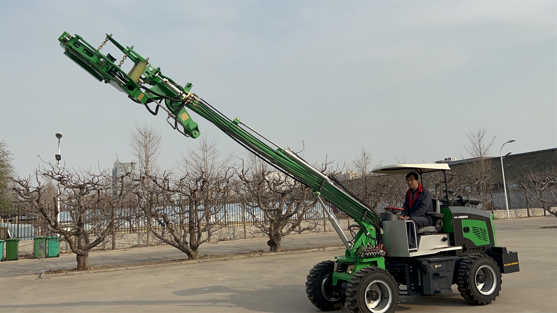 新疆核桃采摘好帮手——装载机液压震动摇果机摇树机