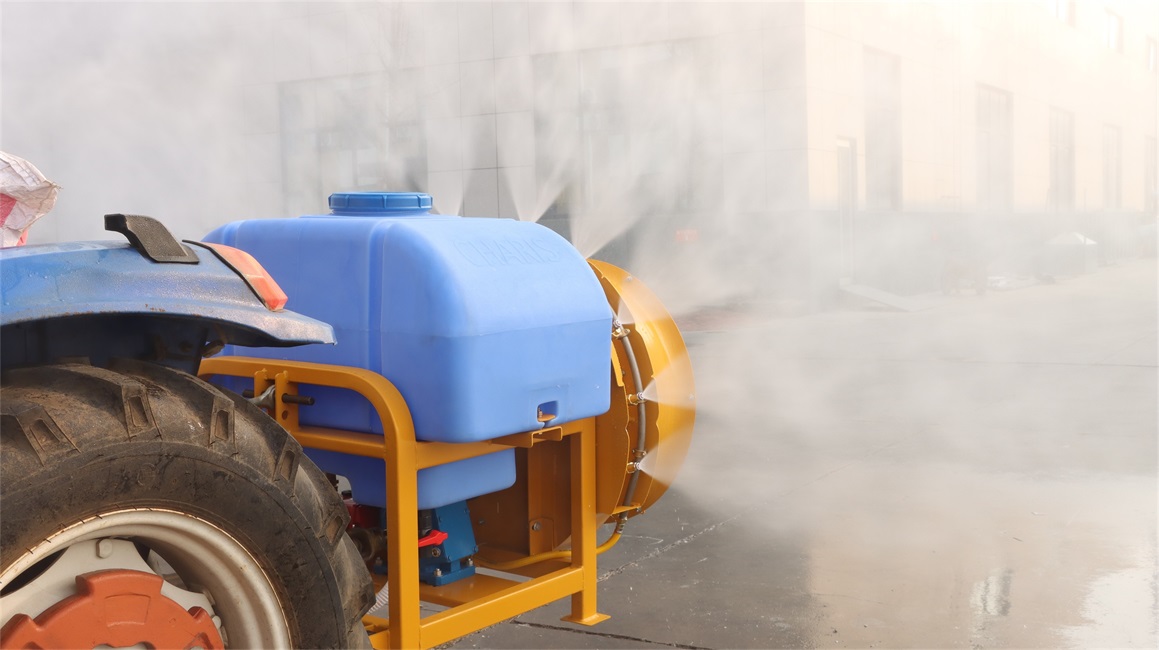 从药箱来讲果园背负式果树风送喷雾机成本差别  