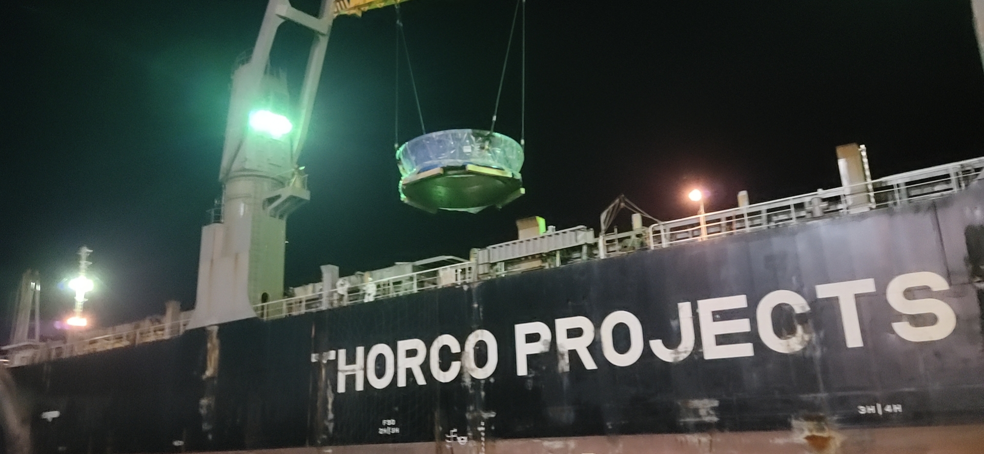 Ship-to-ship cargo transportation