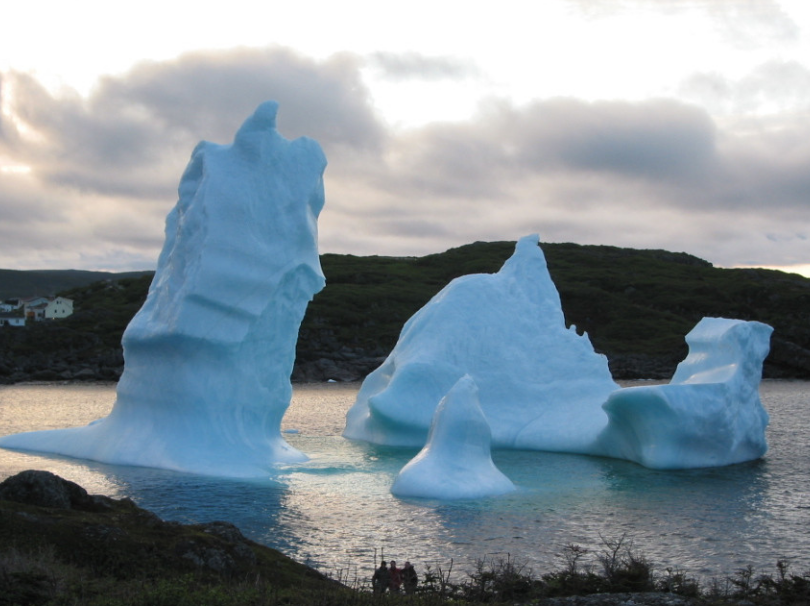 未来将会有更少的冰山。游客们正在尽情珍惜它们
