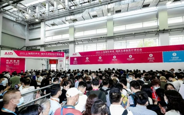 AI助力中医远程诊疗，小康助手老年健康机器人在老博会引关注！