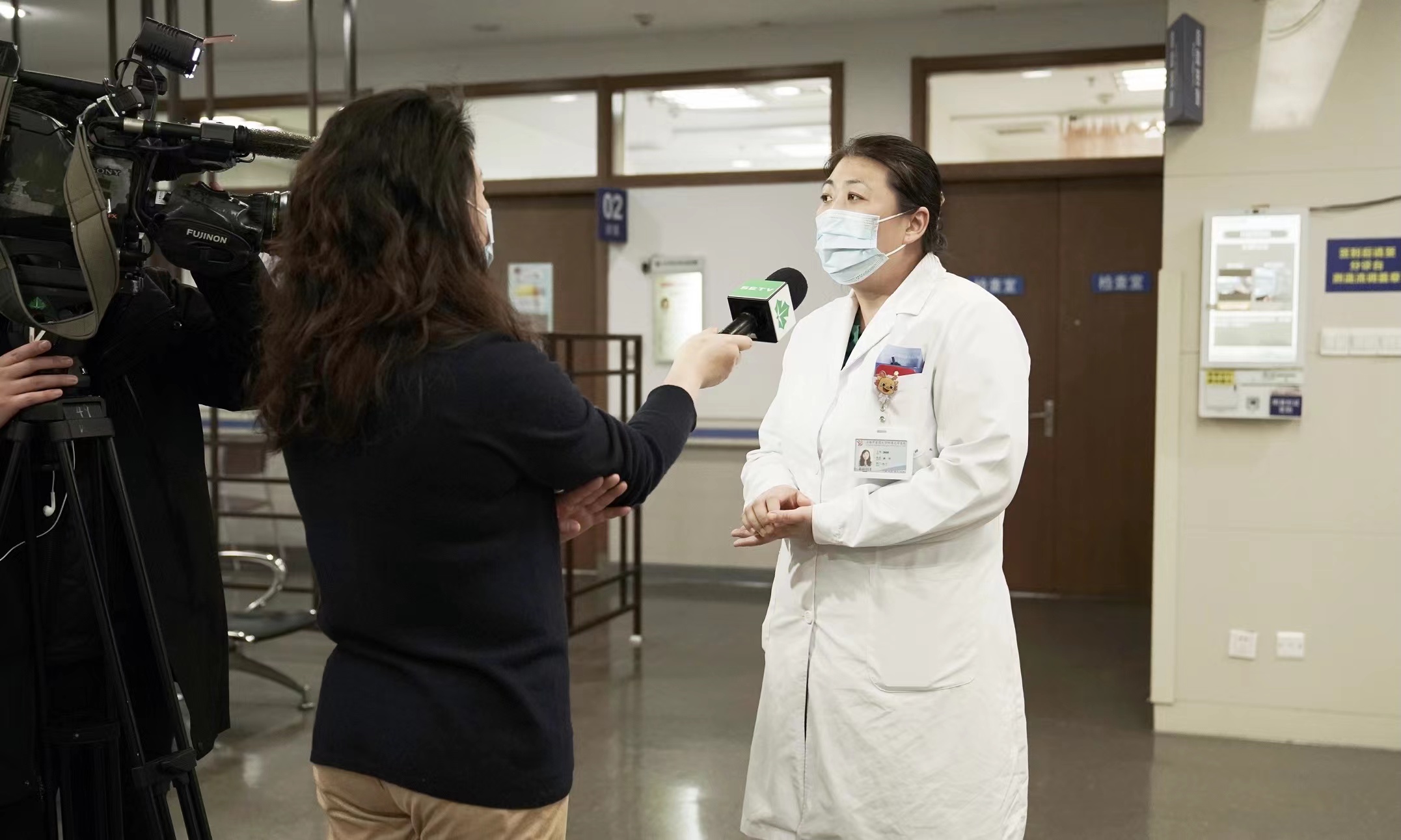 龙华小康助手受访上海教育电视台，中医智能舌脉采集技术成报道焦点