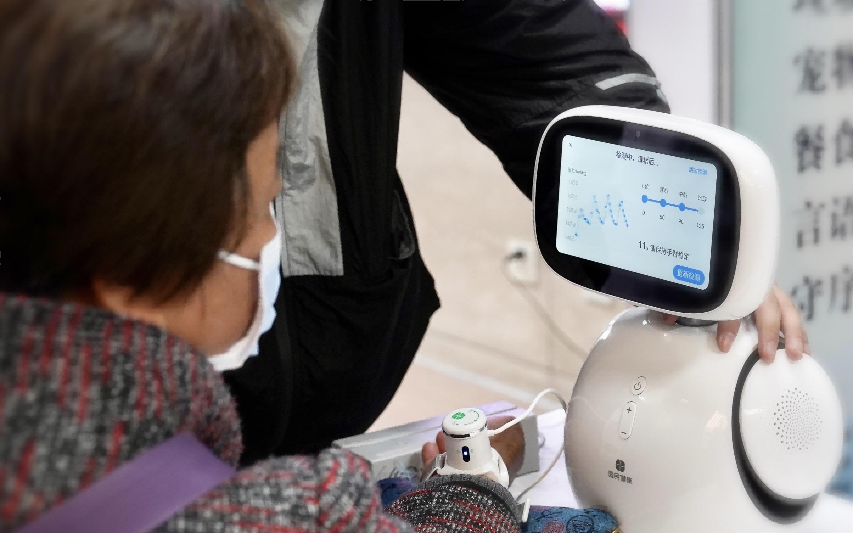 龙华小康助手守护“她”健康 龙华医院开展妇女节顾氏外科义诊活动