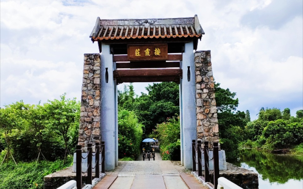 Jiexia Village, also known as Zhaojiazhuang, is located in the northwest of Doumen District, Zhuhai City. It is a Qing Dynasty architectural site with a history of over 200 years. This village was founded by Zhao Weimao, a descendant of the Southern Song imperial family. It is named 