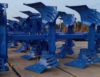 Поворотный плуг