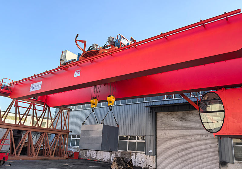 上旋转桥式起重机