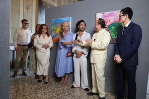 开幕仪式上，Dona dalle Rose基金会主席Chiara Dona dalle Rose（左三）、Dona dalle Rose基金会副主席Francesco dona dalle Rose（左一）、展览策展人Anna Balzani（左二）出席了仪式