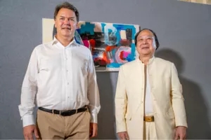 开幕式画家刘佑局（右）与Dona dalle Rose基金会副主席Francesco dona dalle Rose（左）合影