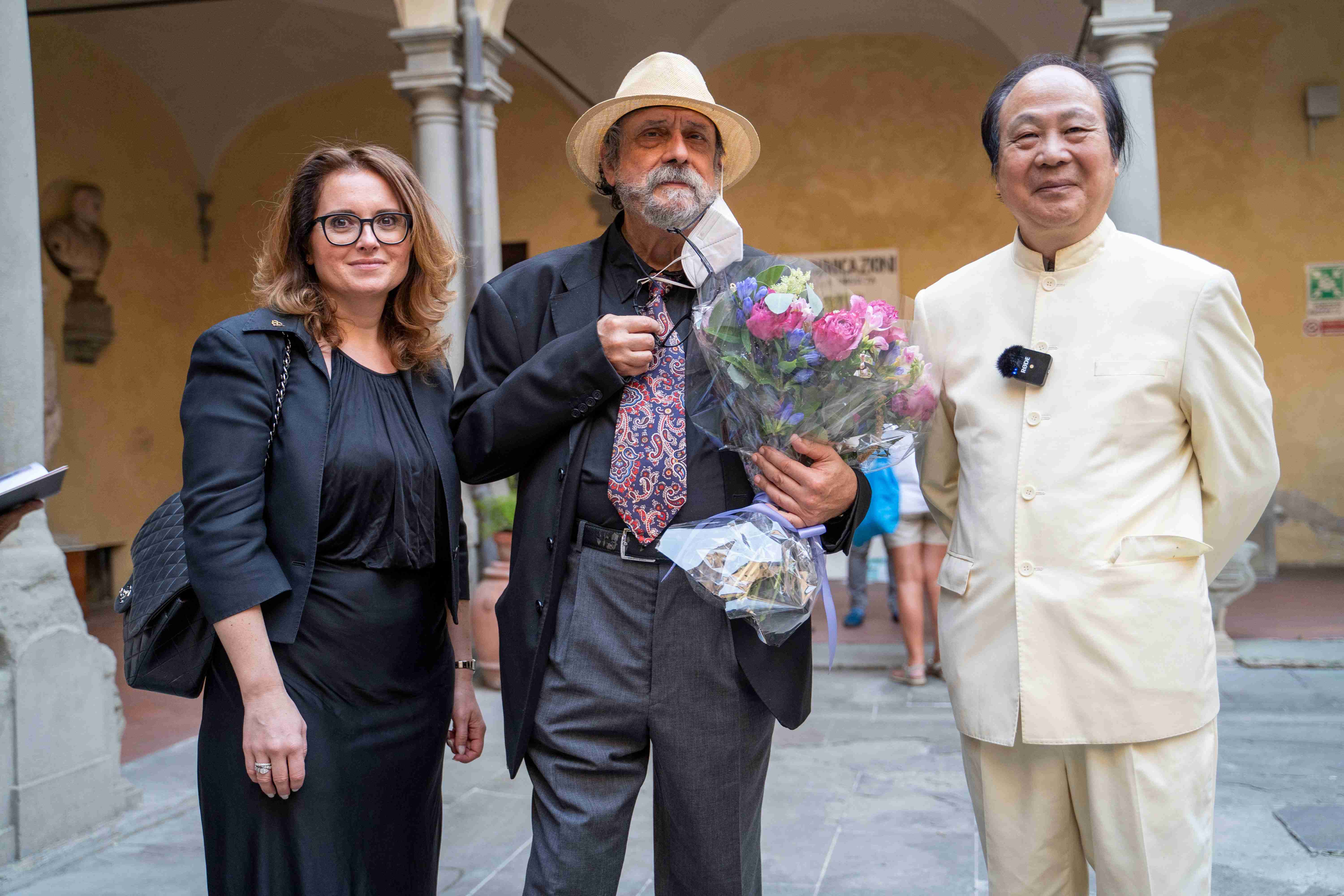 刘佑局与意大利艺术研究院绘画院院长安德烈·戈兰奇、本次展览策展人安娜·芭扎妮合影