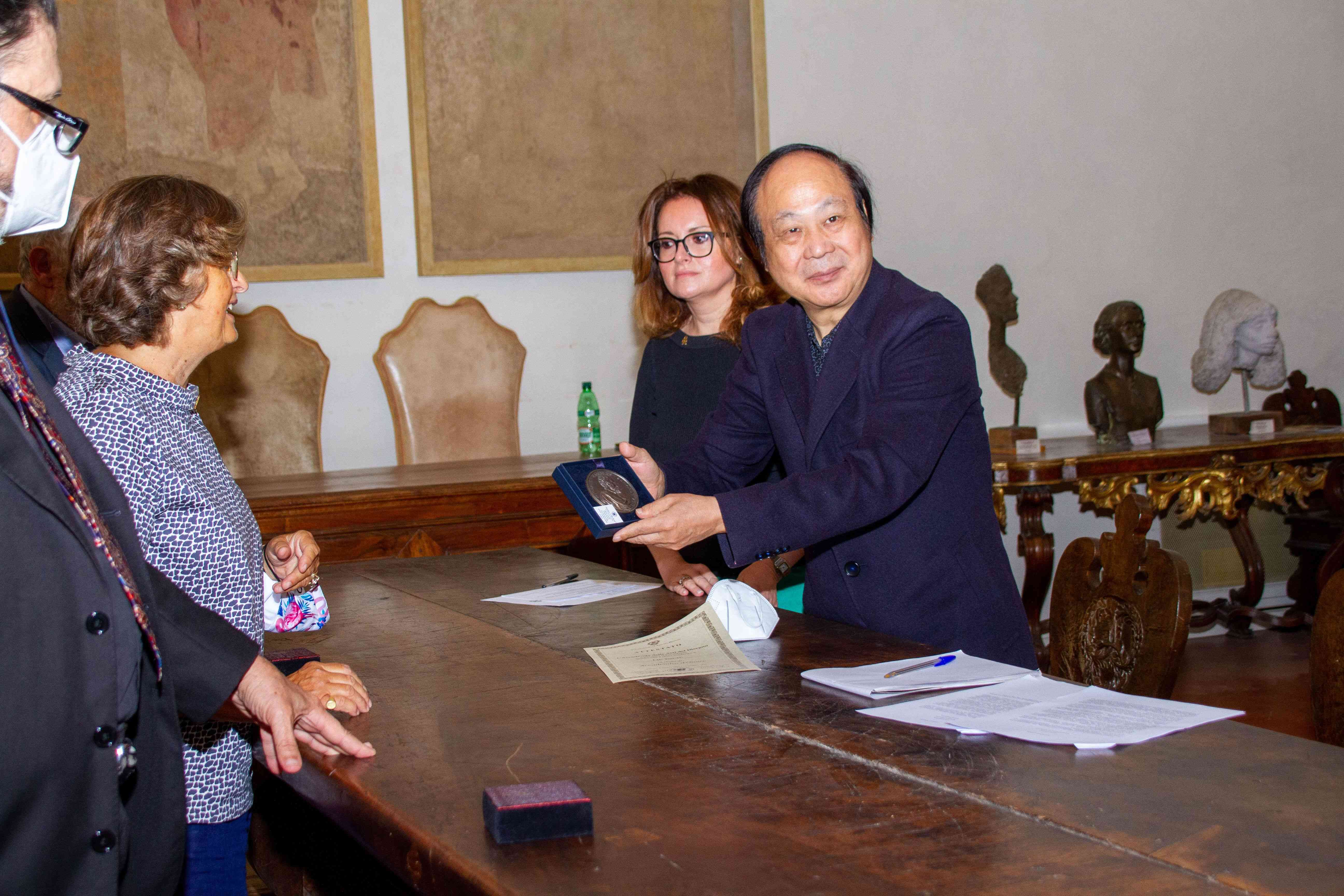 意大利艺术研究院主席为刘佑局授予米开朗琪罗奖章