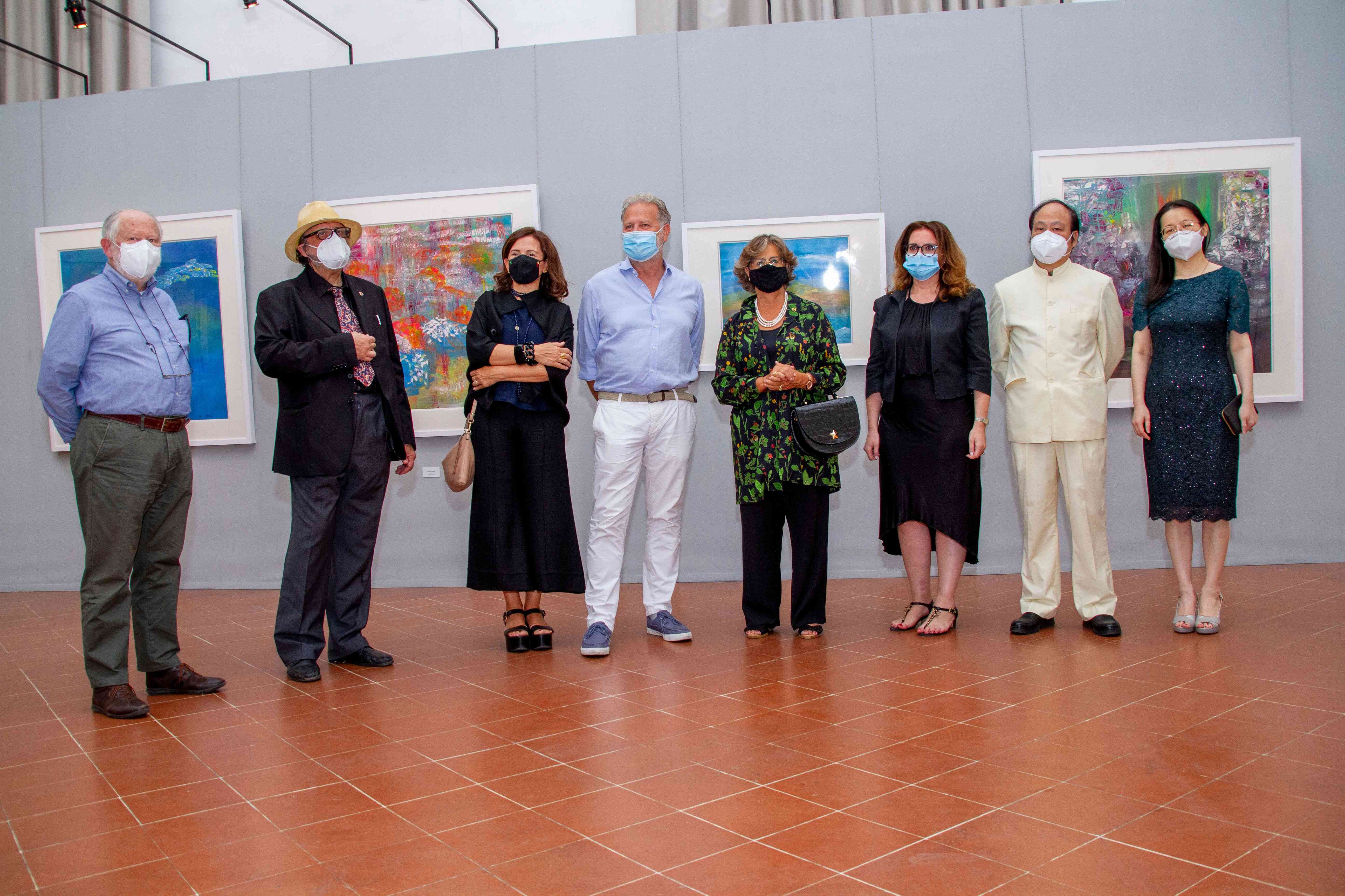 出席开幕式主要嘉宾在美术馆展厅在刘佑局作品前合影