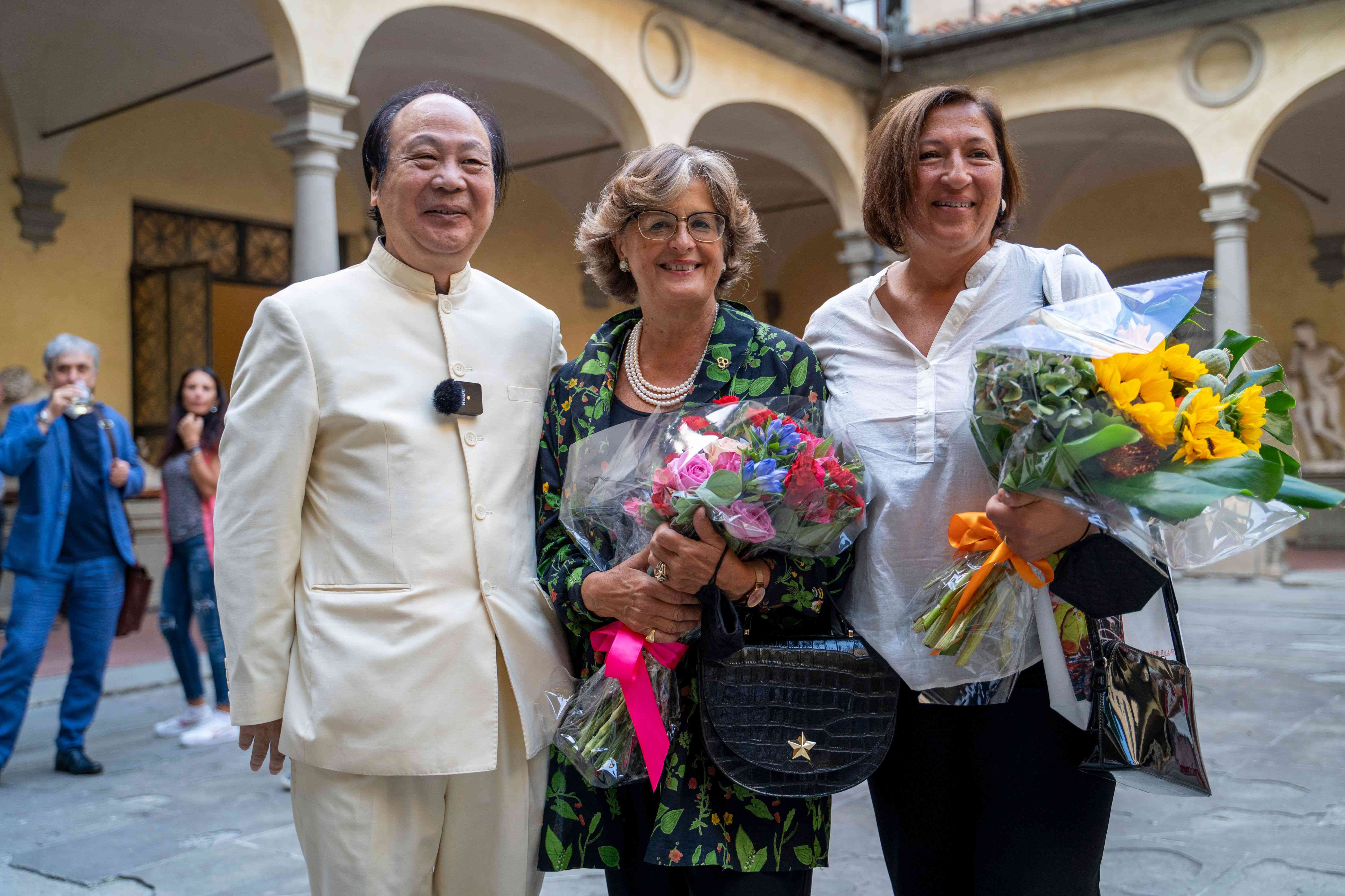 刘佑局与意大利艺术研究院主席克里斯蒂娜·阿奇迪尼  佛罗伦萨市文化官员玛丽亚•菲德丽卡•朱丽亚诺合影