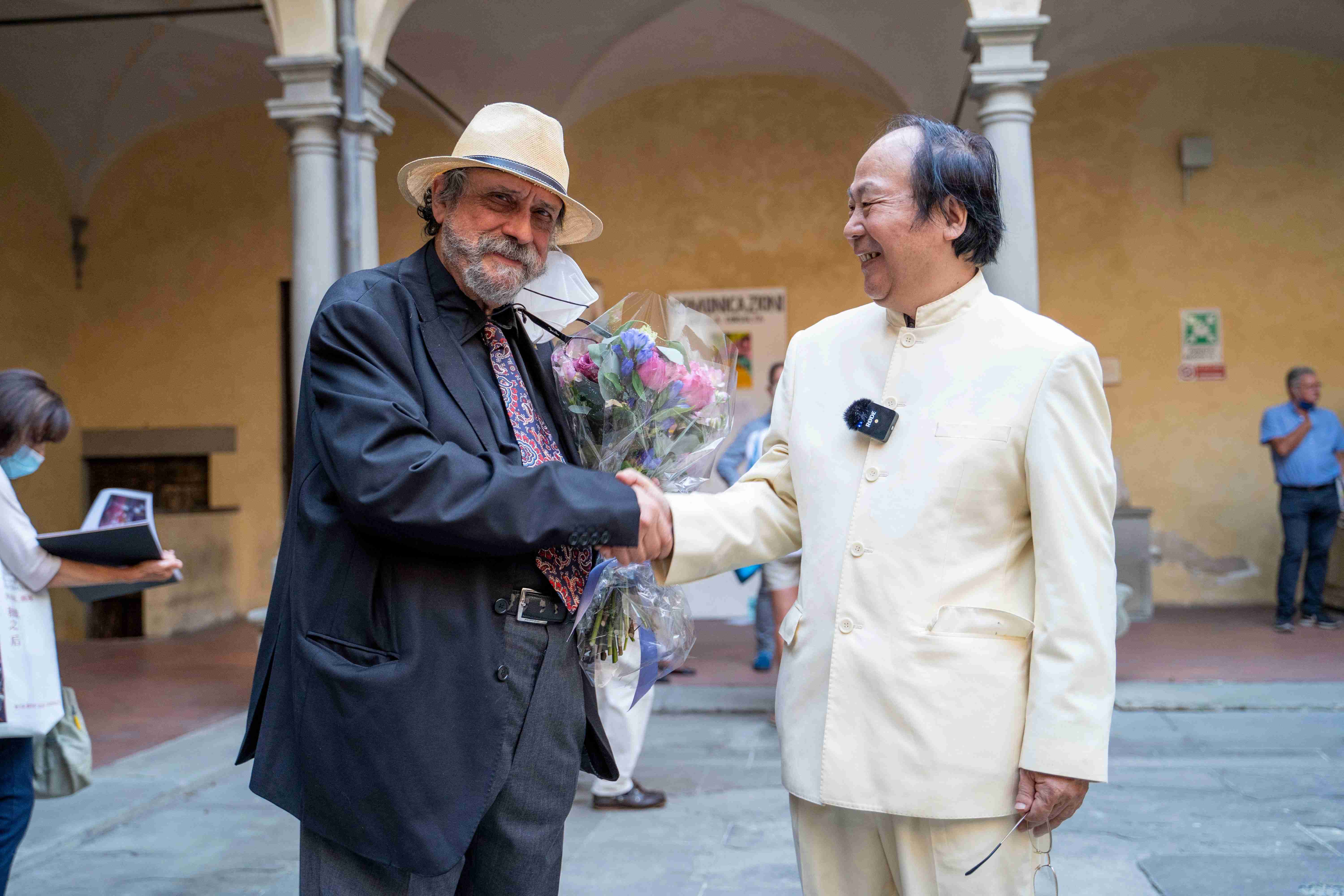 意大利艺术研究院绘画院院长安德烈  祝贺刘佑局本次展览成功