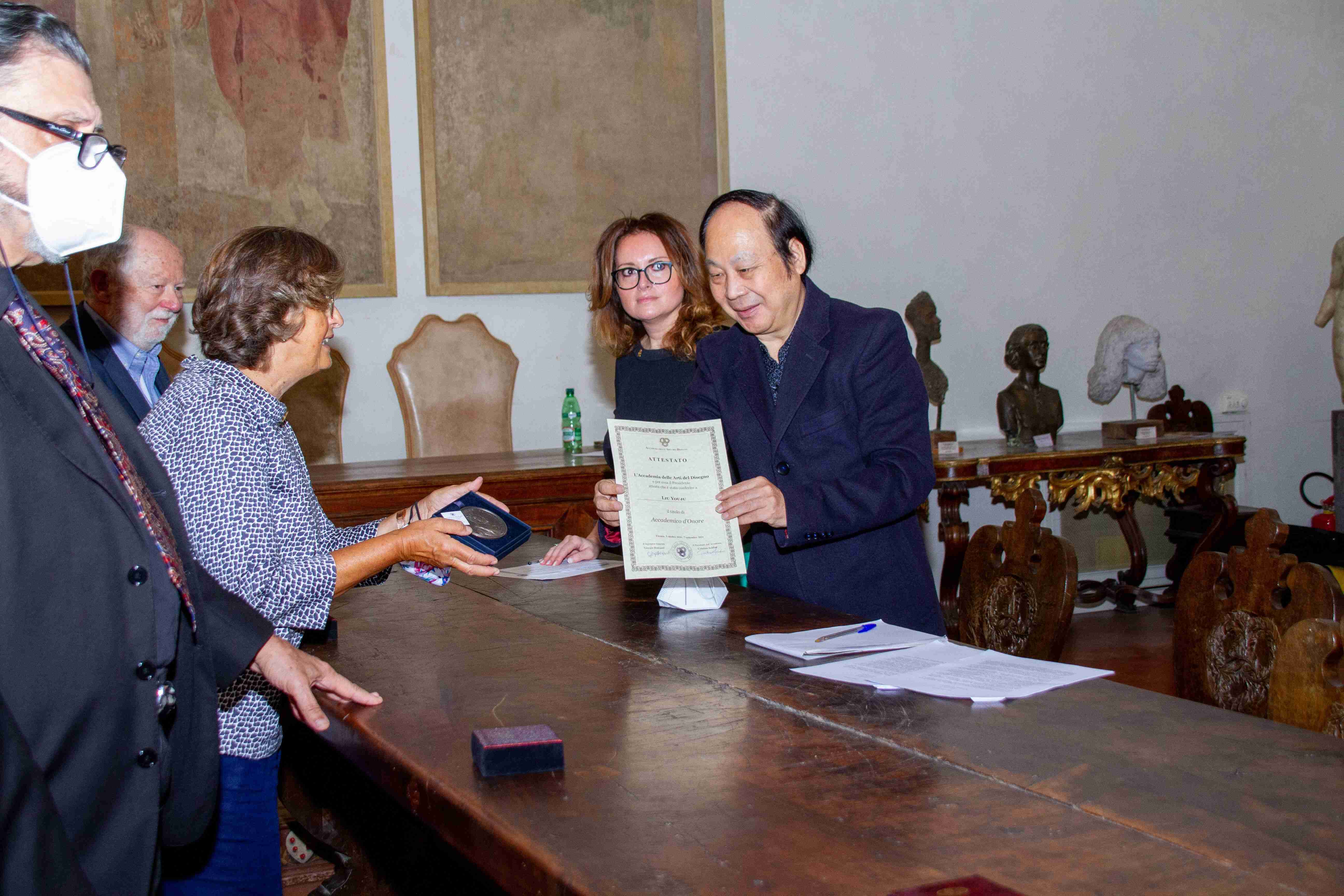 意大利艺术研究院主席为刘佑局授予名誉院士证书