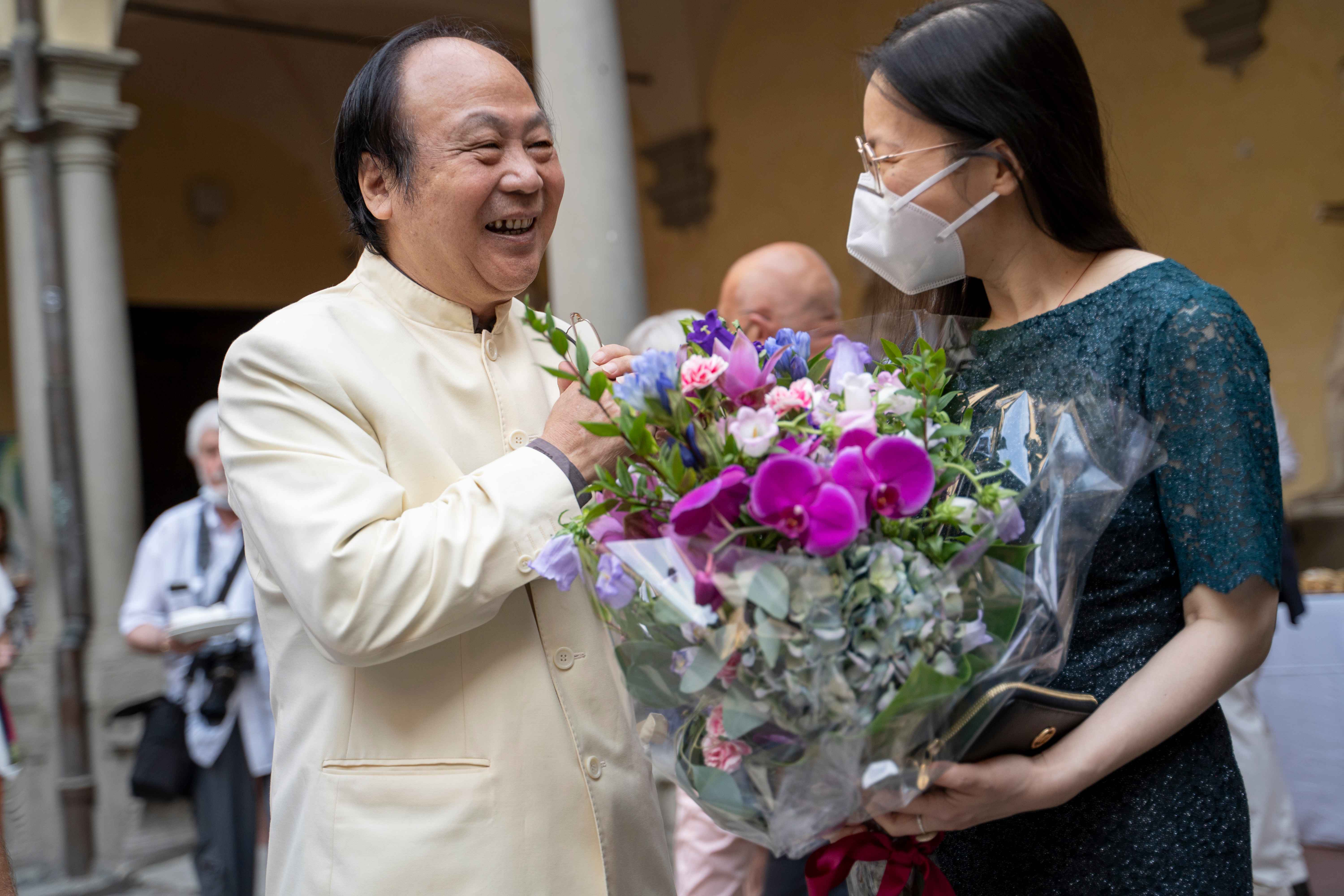 刘佑局与中国驻佛罗伦萨副总领事交谈