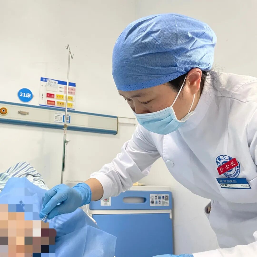 小腿逆行性皮肤撕脱伤久治不愈，伤口造口专科护士妙手“补”肤赢赞誉