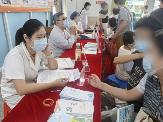 一个上午，看完5个专科！暑假这场义诊，很多家长直呼“太值了”