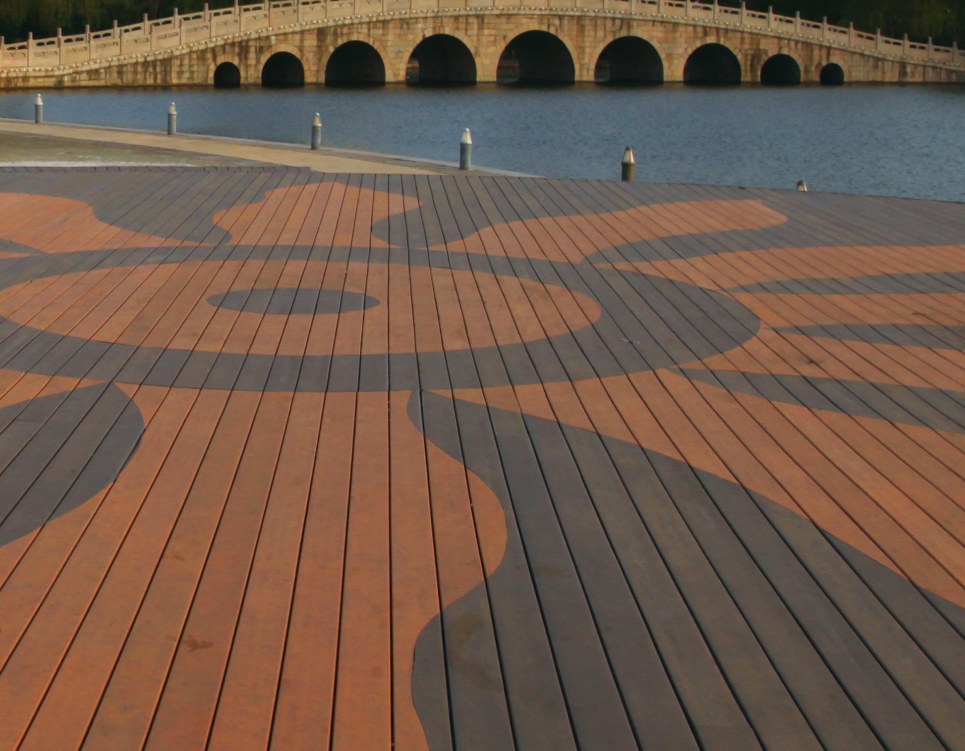 浙江台州广场矿物钢塑铺装：十年风华，美轮美奂