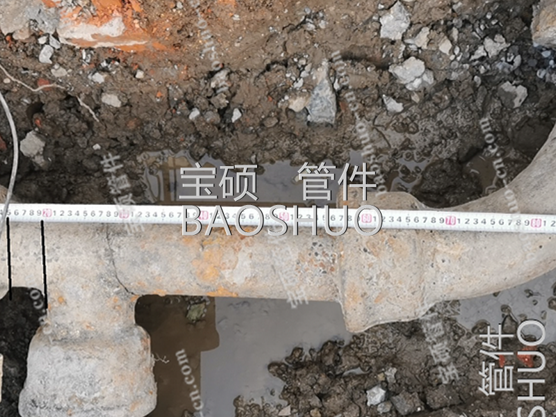 What are the methods for plugging leaks in ductile iron pipe socket tees? What are the causes of leaks? What are the advantages of using leak repair clamps?