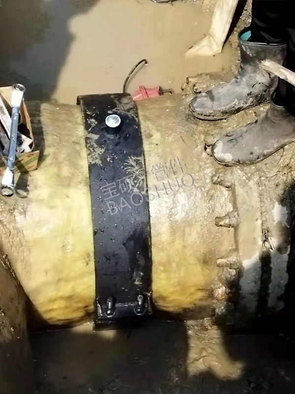玻璃钢管管破裂裂口抢修现场图，哈夫节常州市宝硕管件baoshuo