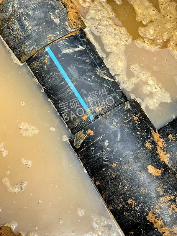 PE电熔管泄漏带水怎么操作，快速维修的最佳方式，使用抢修节维修有什么优势