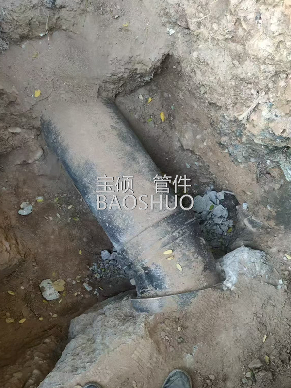 The best way to fix a leak in a ductile iron pipe socket tee, why is welding not recommended? What are the advantages of using a leak repair clamp?