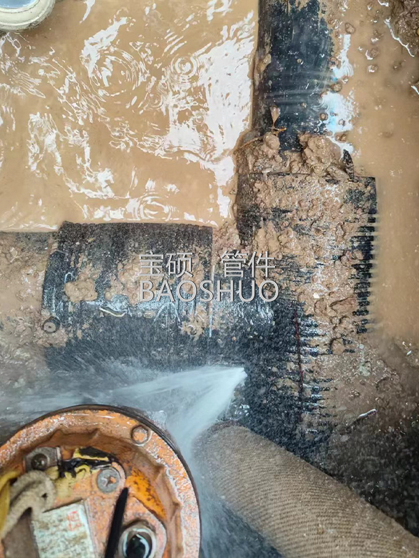 What causes ductile iron pipe socket tees to leak? How to repair them? What are the advantages of using leak repair clamps?