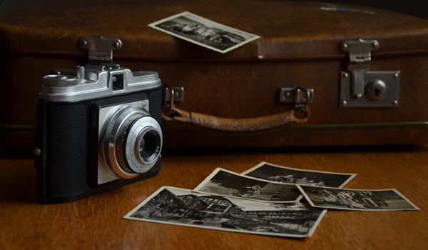 
以相机为主的复古类产品

我们以复古的胶卷相机为主，结合最时尚的IP，不断推陈出新，以不同的视角感受，为客户带来美好的回忆。
在胶卷相机的基础上，相机推出包括热敏打印系列，儿童相机系列以及照片打印系列等，不断延伸产品的多样性。