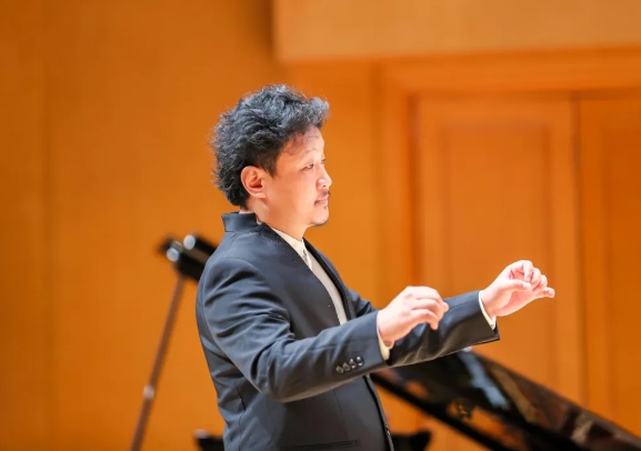 冯春：指挥棒下的艺术人生