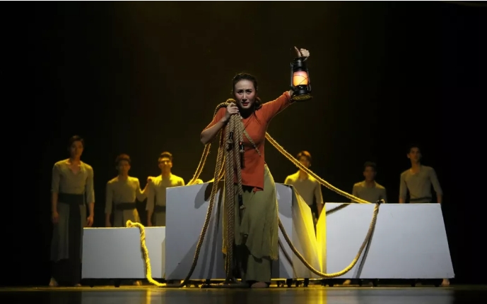 舞剧《遥遥南水》：沿着光 握住桨 抵达想去的地方