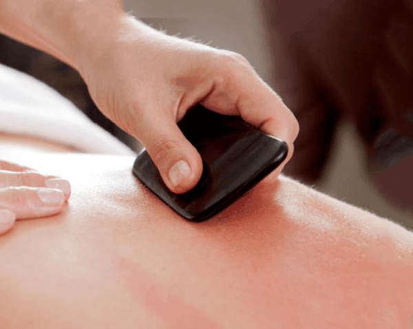 刮痧
通过特制的刮痧器具和相应的手法，蘸取一定的介质，在体表进行反复刮动、摩擦，使皮肤局部出现红色粟粒状，或暗红色出血点等&ldquo;出痧&rdquo;变化，从而达到活血透痧的作用。