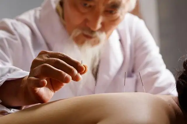 针刺
针法是指在中医理论的指导下把针具（通常指毫针）按照一定的角度刺入患者体内，运用捻转与提插等针刺手法来对人体特定部位进行刺激从而达到治疗疾病的目的。刺入点称为人体腧穴，简称穴位。