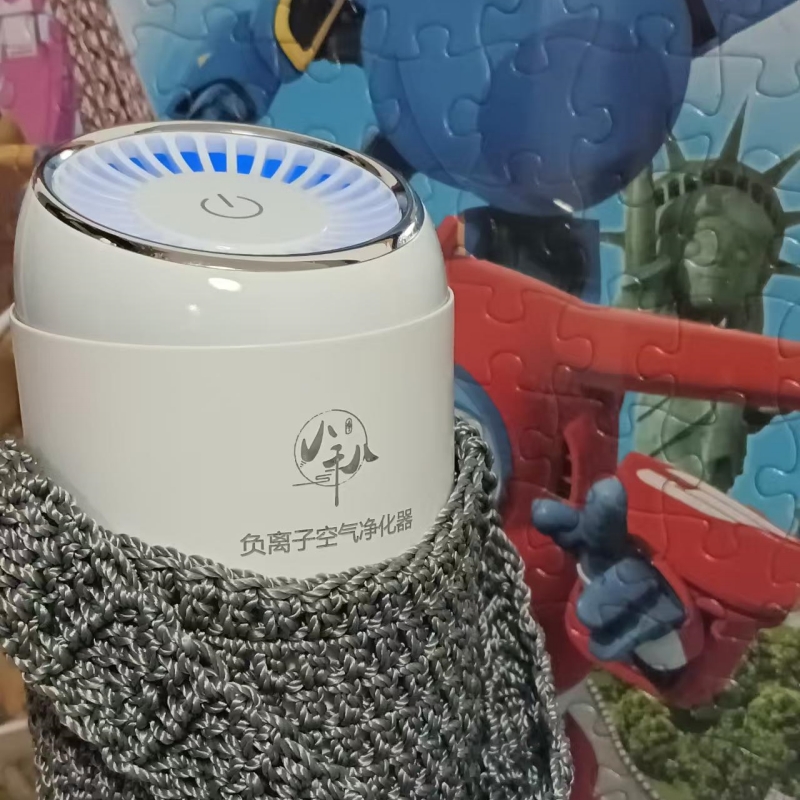 Sleep soundly with the “八千八” brand negative ion air purifier in the bedroom.