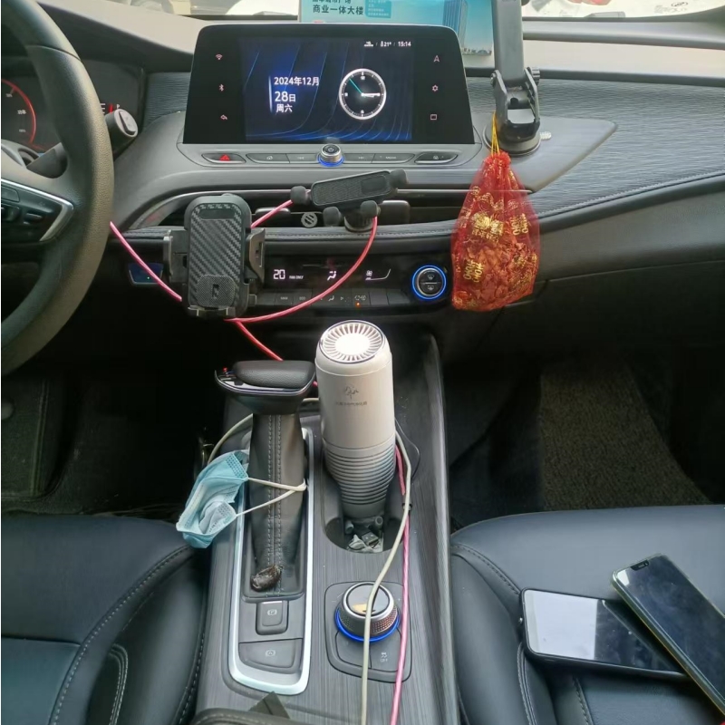 No more stinking for passengers! Install the “八千八” brand vehicle-mounted negative ion air purifier in taxis.