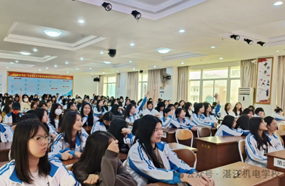 “喜迎三八，守护青春”——信息商贸系开展女生健康知识讲座