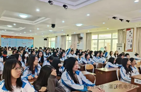 “喜迎三八，守护青春”——信息商贸系开展女生健康知识讲座