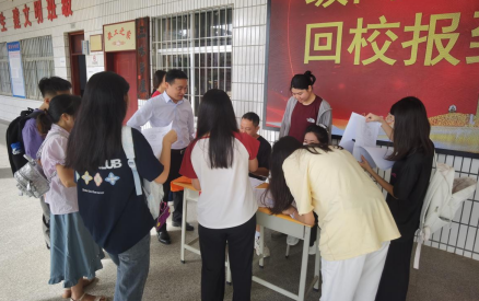 金秋送爽迎新生，满“新”欢喜遇见你——我校2025级高中起点班新同学顺利报到