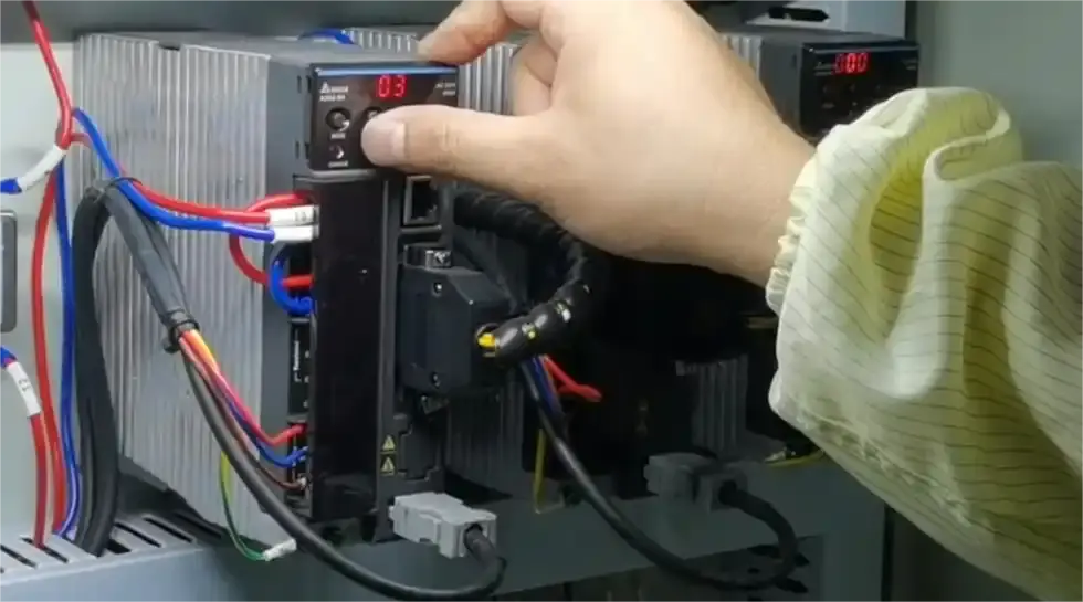 伺服驱动器报警过载报警，电机动不了，是怎么回事？