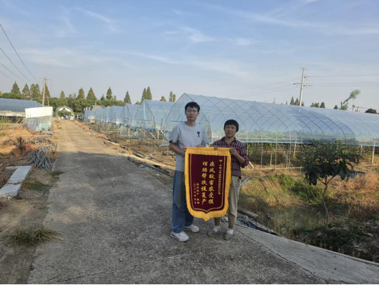 农险理赔显担当 农户致谢送锦旗——中国人寿财险武汉市中心支公司 东西湖支公司用心筑牢农业“防护网”