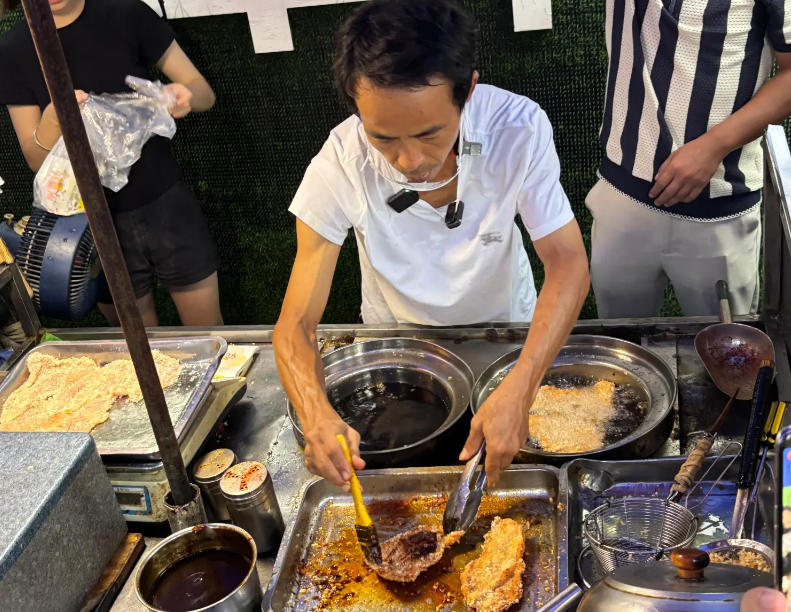 6元雞排賣出60元情緒價值 「雞排哥」爆紅出圈