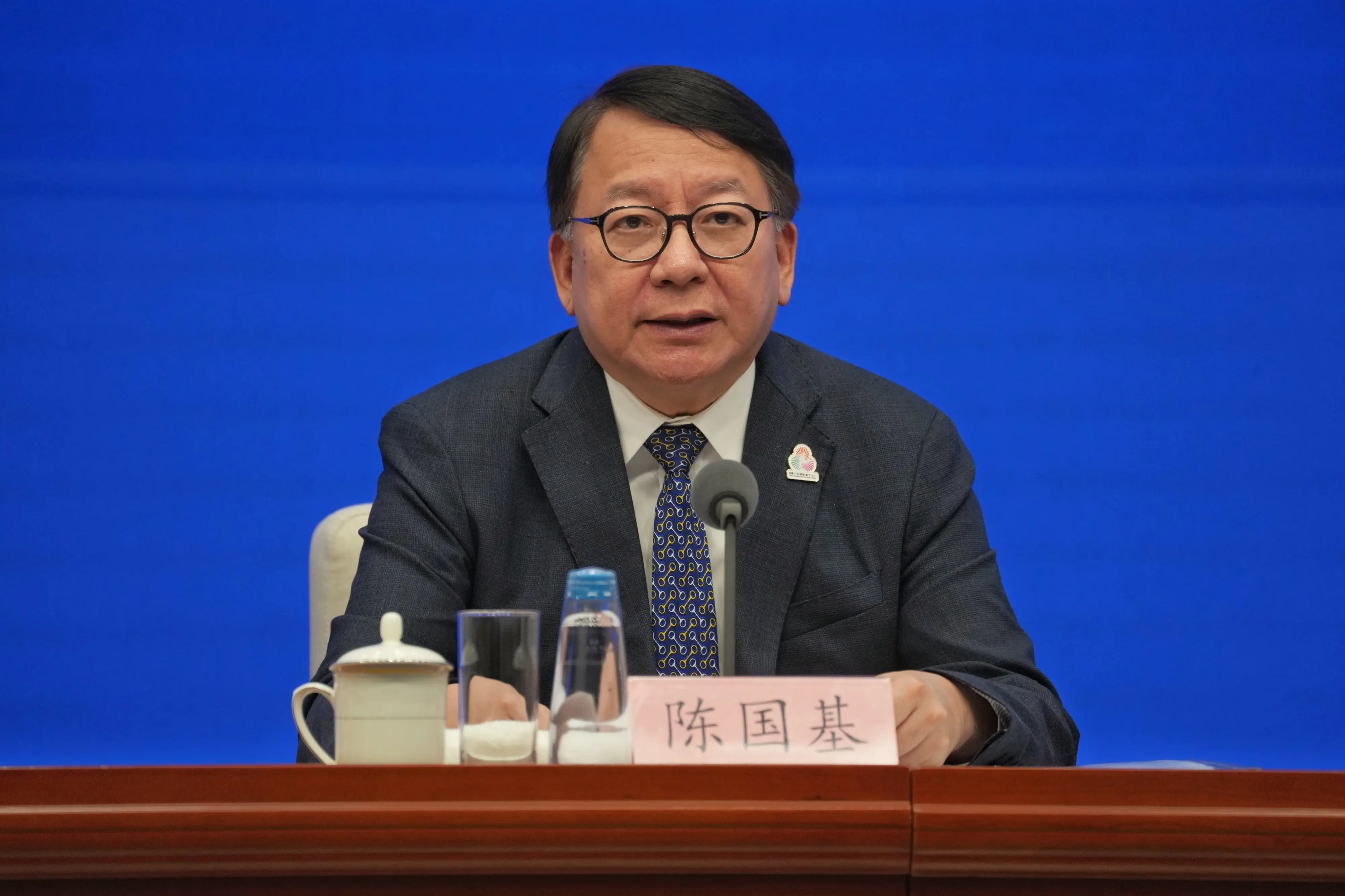 「選舉進社區」巡展西寶城揭幕 政務司司長陳國基攜局長親臨互動 寓教於樂推動選舉文化