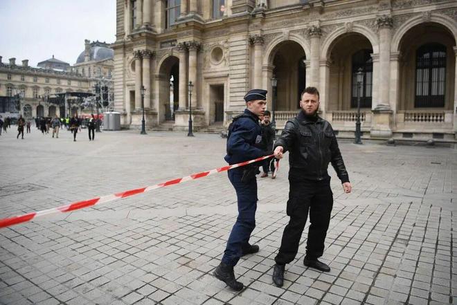 盧浮宮世紀劫案現突破 兩嫌落網 拿破崙珠寶仍失蹤