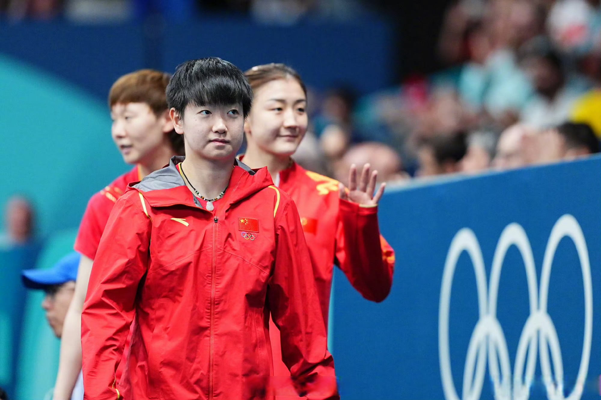 乒乓球亞錦賽女團半決賽：國乒遇場地漏水難題，孫穎莎三度回饋後問題才解決​