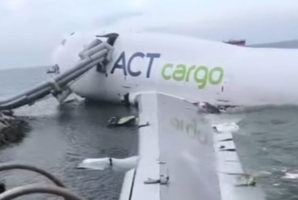 香港機場貨機偏離跑道撞地勤車 兩地勤人員不幸罹難