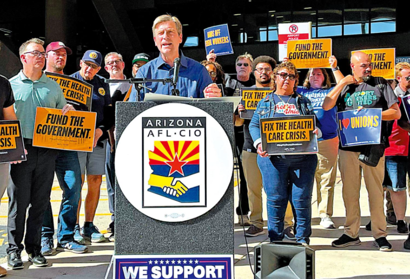 美政府停擺逾三周 聯邦僱員排長隊領救濟糧陷困境