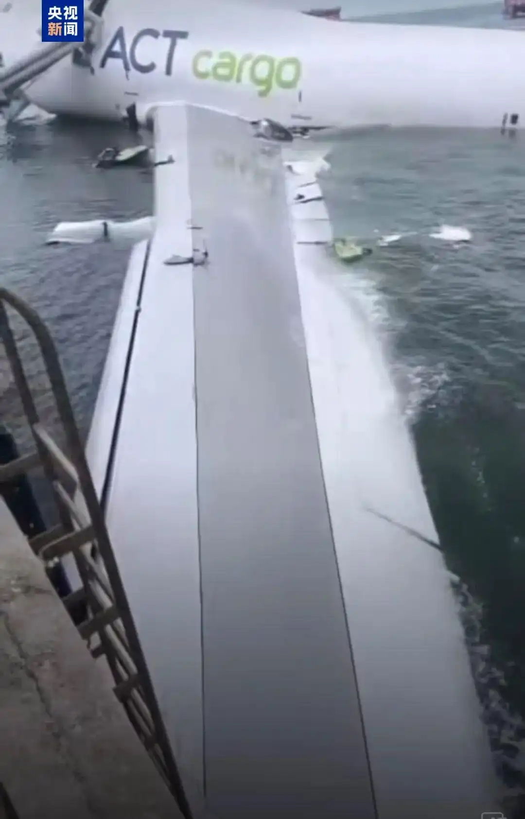 香港機場貨機偏軌意外釀兩死 北跑道封閉助打撈