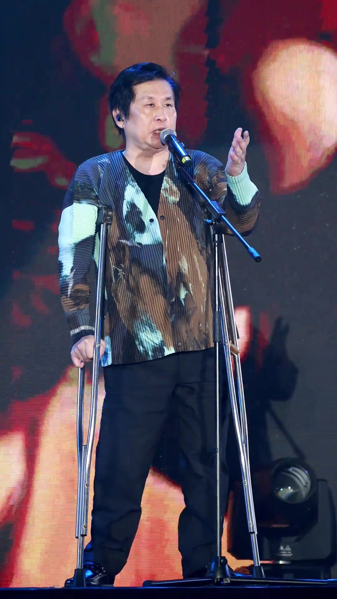 鄭智化斥深圳機場升降設備欠妥 殘障人士登機遇困 機場方深夜回應釋因由