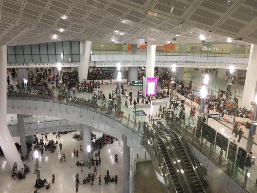 黃金周尾聲港澳跨境潮持續 單日55萬人次經香港口岸出入境